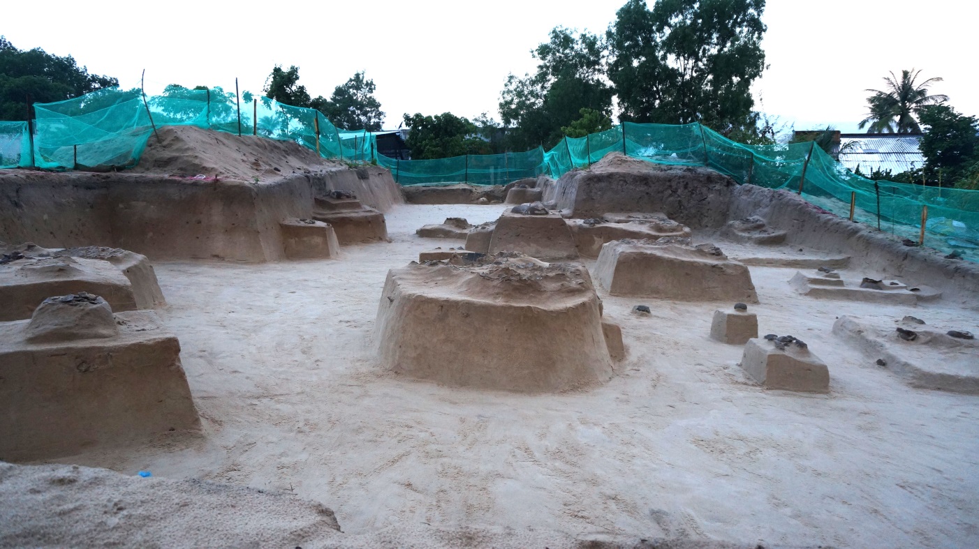 Táng thức theo cụm mộ trong văn hóa Sa Huỳnh tại di tích Động Bà Hoè