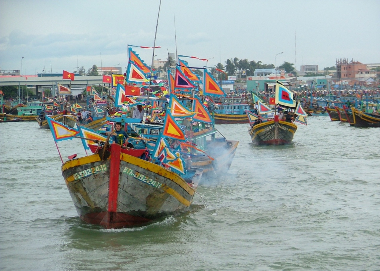 Đoàn thuyền ra khơi thực hiện nghi thức Nghinh thần Nam Hải trong lễ hội Cầu ngư ở Vạn Thủy Tú, Phan Thiết, Bình Thuận.