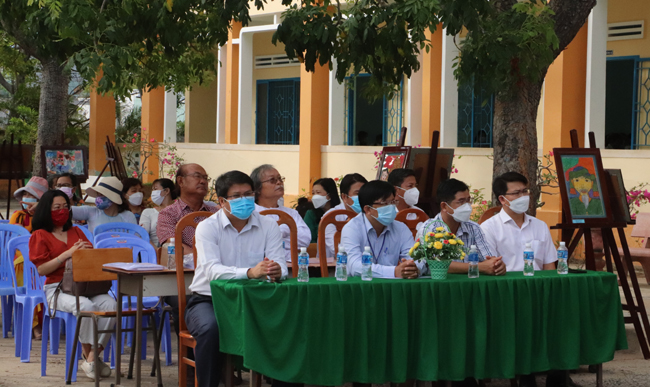 Ông Huỳnh Ngọc Tâm - Phó Giám đốc Sở Văn hóa, Thể thao và Du lịch cùng các đại biểu tham dự Lễ Khai mạc trưng bày