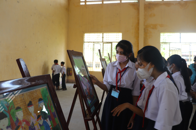 Các em học sinh đang tham quan triển lãm ảnh